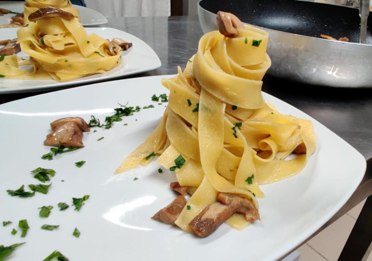"Il Casaletto" Agriturismo Moderno, Vista Panoramica E Cibo Spettacolare- Scurcola Marsicana Exteriör bild